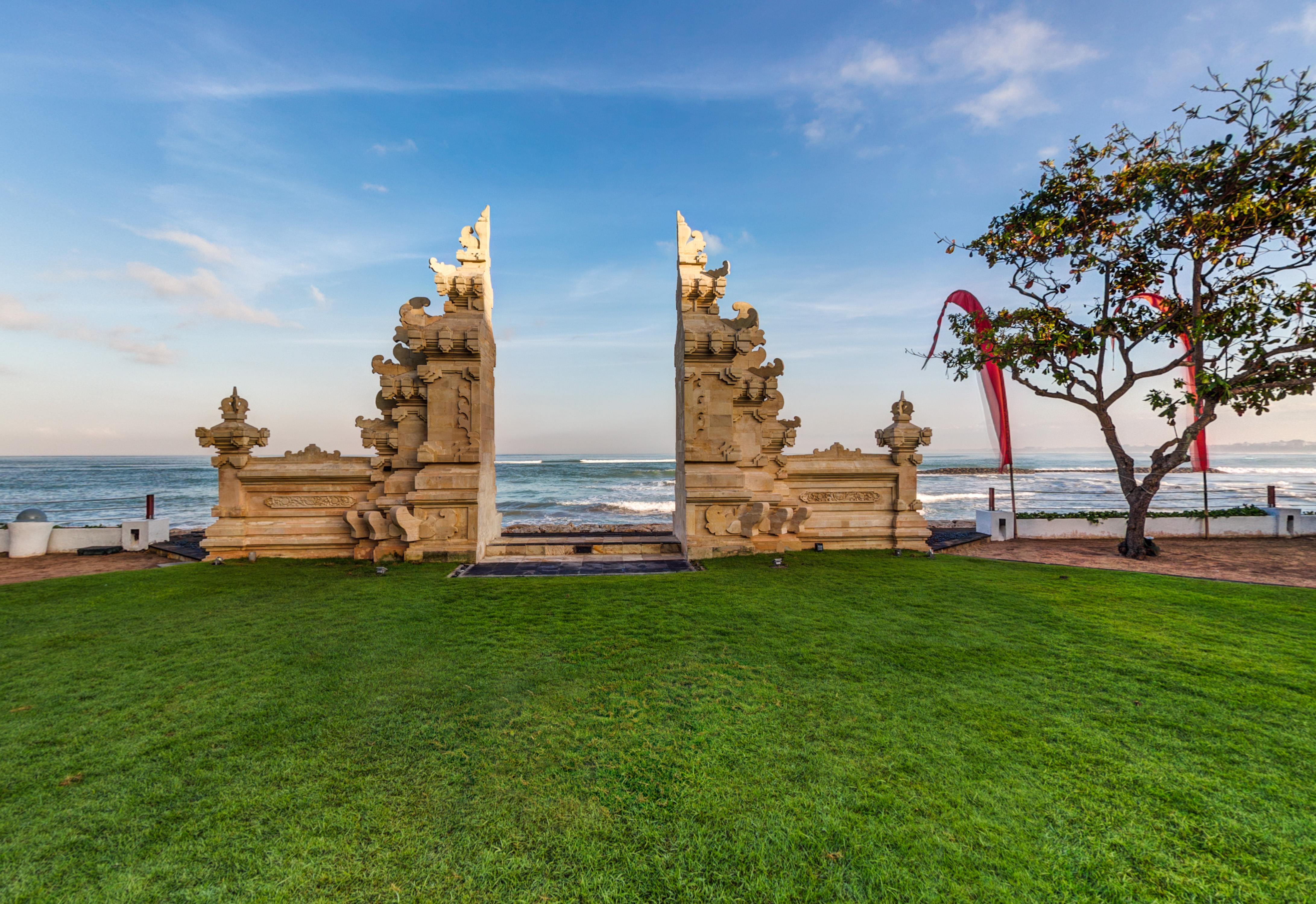 Discovery Kartika Plaza Hotel Kuta Lombok Exteriér fotografie The gate of Pura Balun Temple