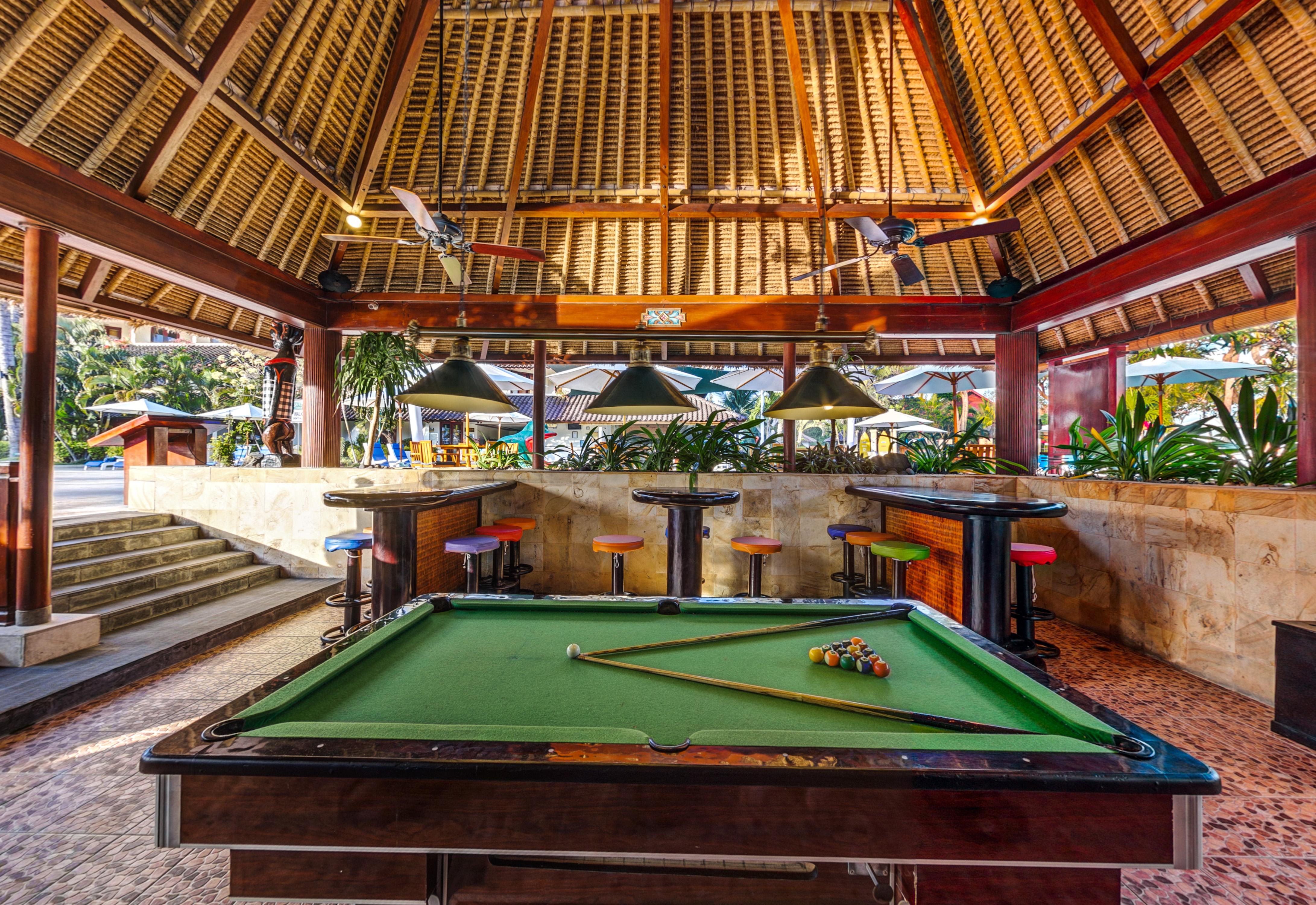 Discovery Kartika Plaza Hotel Kuta Lombok Exteriér fotografie Pool table at the pool bar