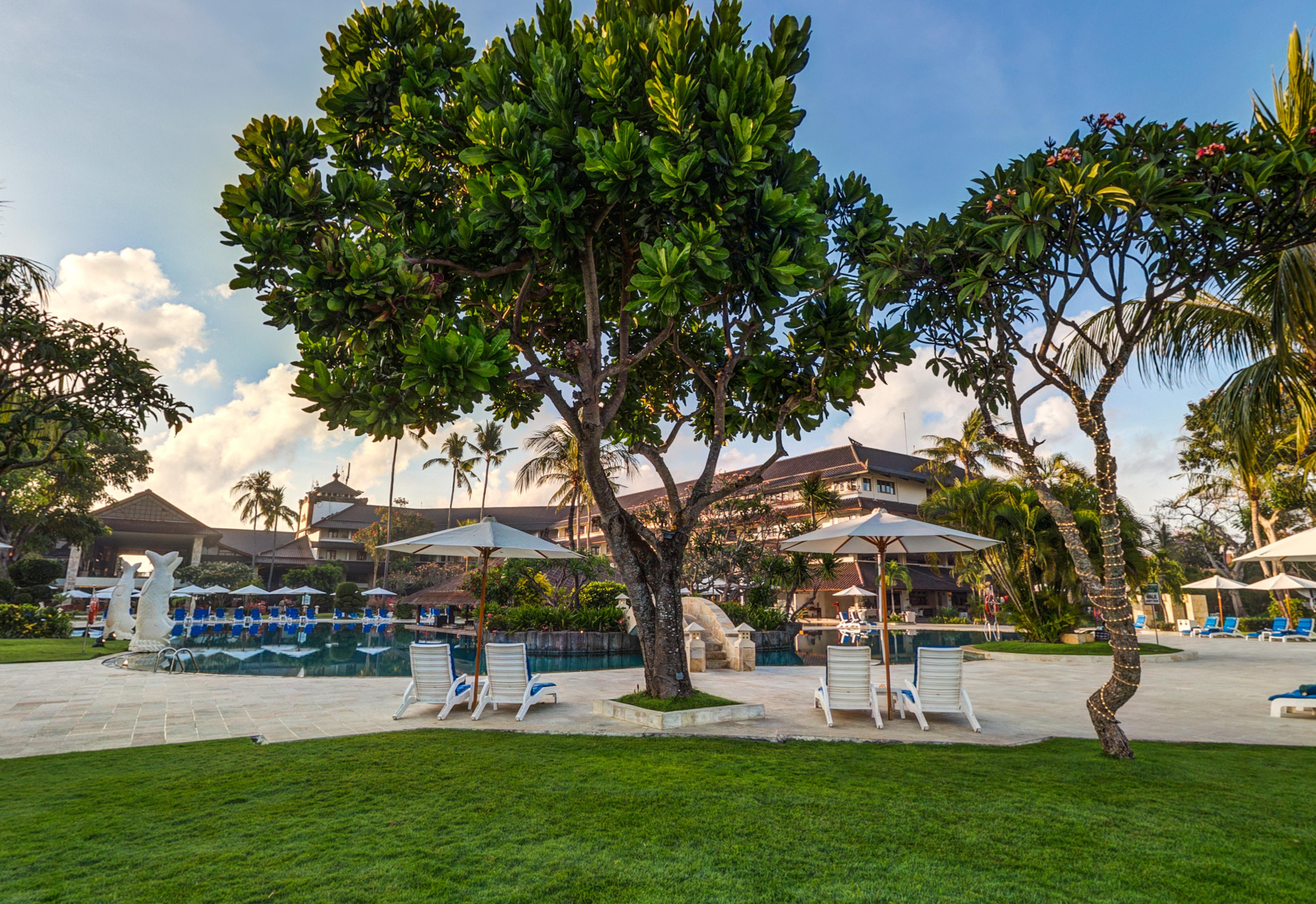 Discovery Kartika Plaza Hotel Kuta Lombok Exteriér fotografie The pool at the Sheraton Resort
