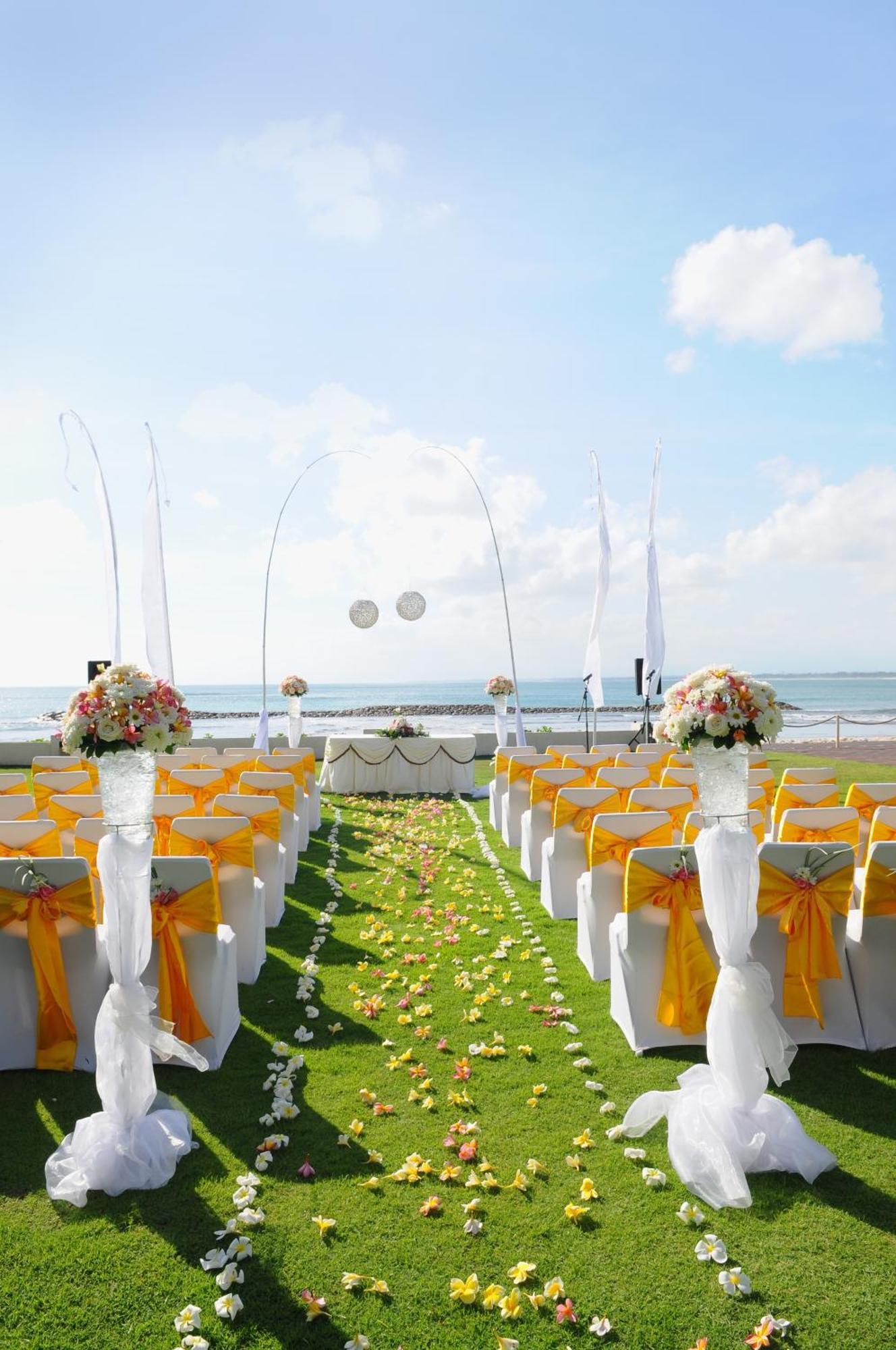 Discovery Kartika Plaza Hotel Kuta Lombok Exteriér fotografie A beach wedding in Bali, Indonesia
