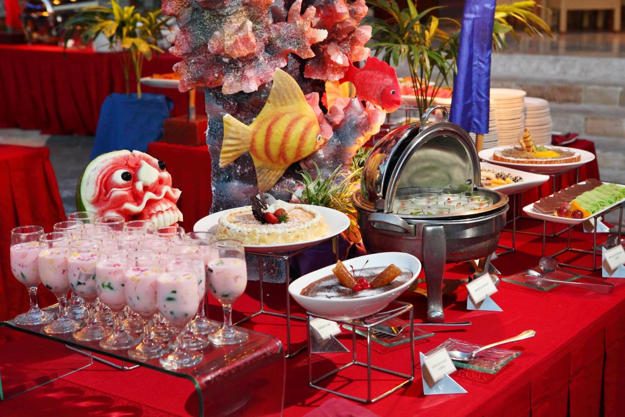 Discovery Kartika Plaza Hotel Kuta Lombok Exteriér fotografie A buffet table