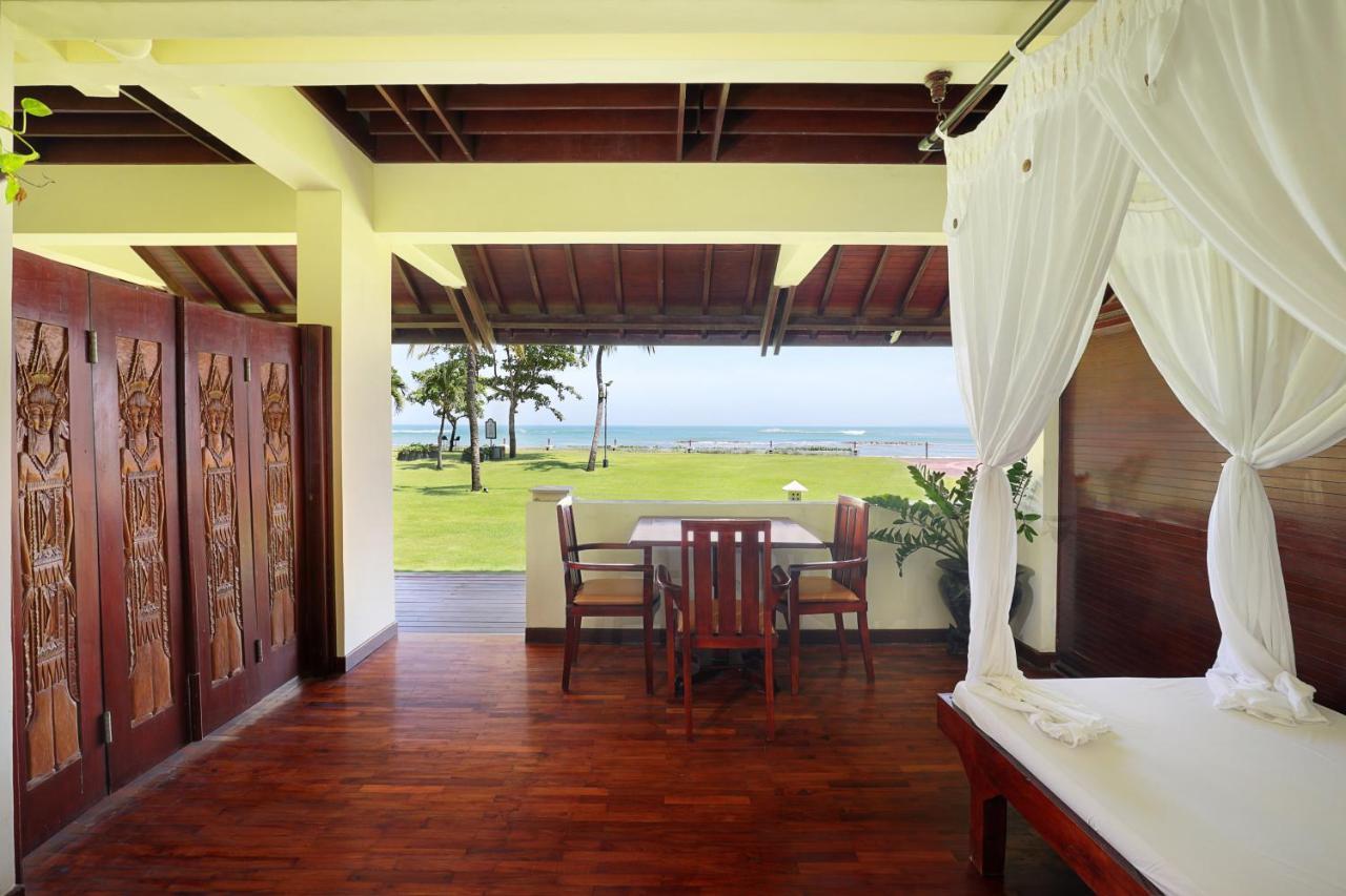 Discovery Kartika Plaza Hotel Kuta Lombok Exteriér fotografie A view of the beach from a suite at the resort